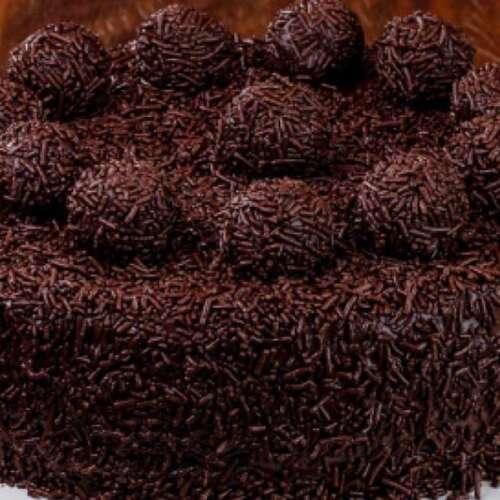 Bolo de chocolate com cobertura de brigadeiro