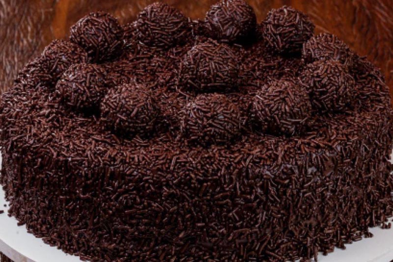 Bolo de chocolate com cobertura de brigadeiro
