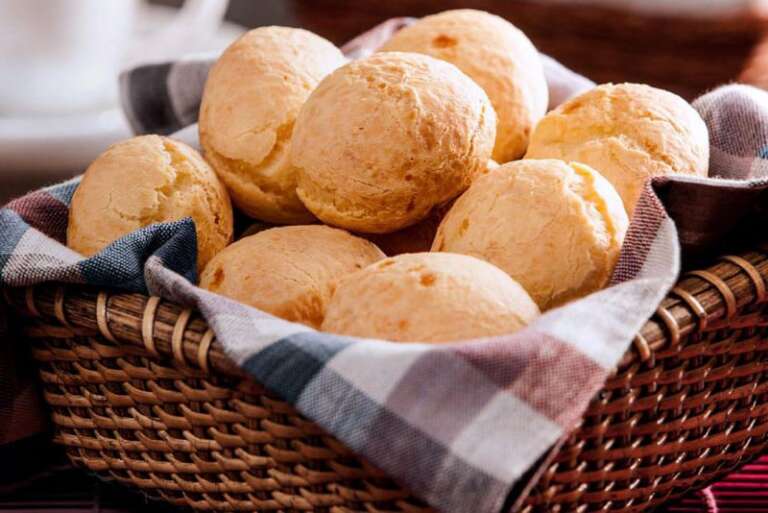 Aprenda como fazer pão de queijo na airfryer. Fica uma delicia!