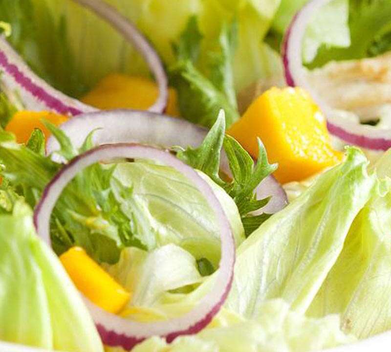 como fazer salada com manga com cebola roxa