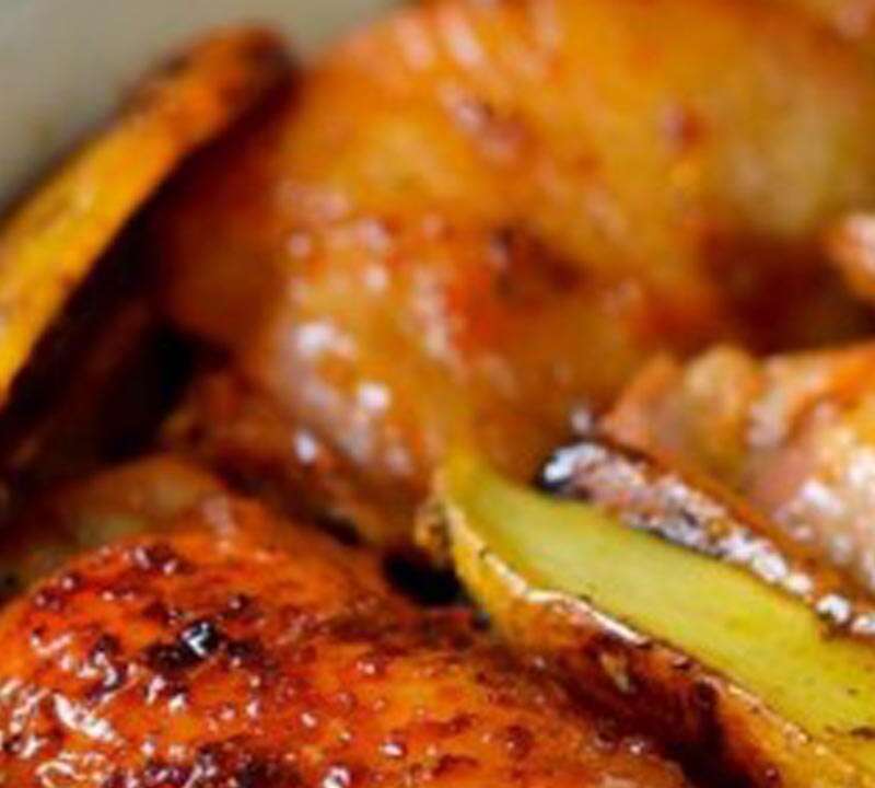 Sobrecoxa assada com batatas