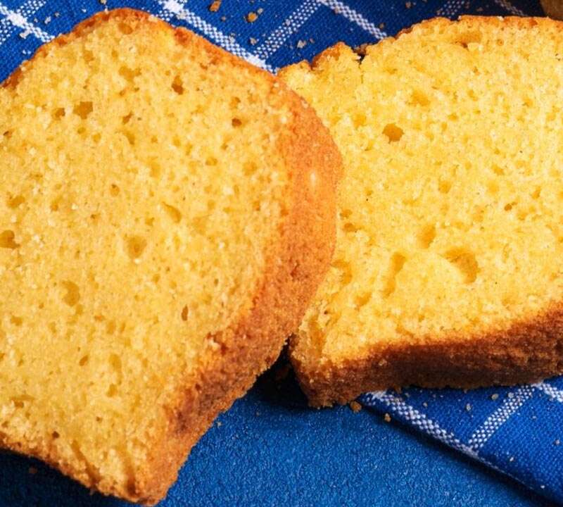 Receita de bolo de fubá simples e fofo